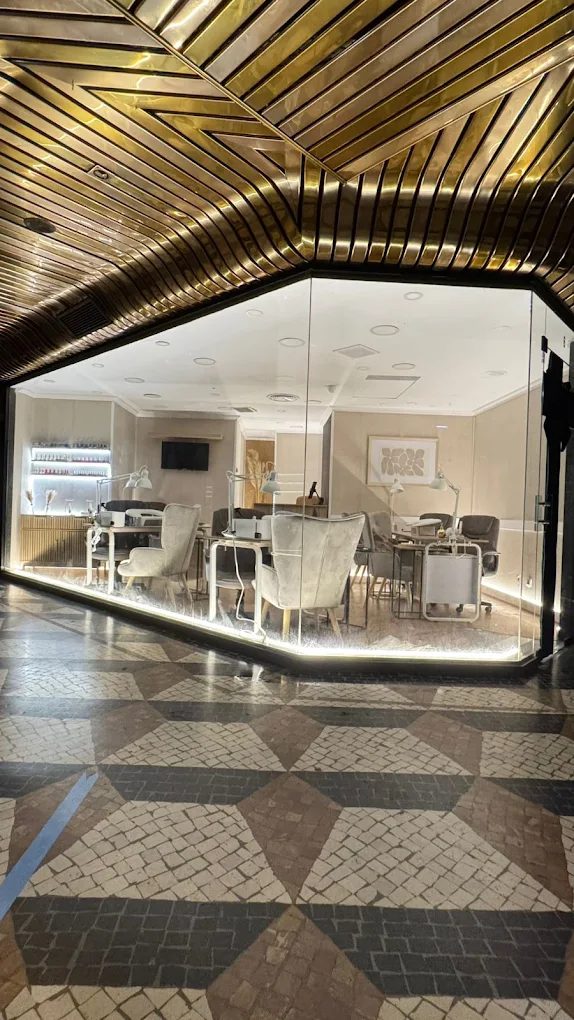 Atelier de Unhas nail and beauty salon storefront near Trindade, Chiado